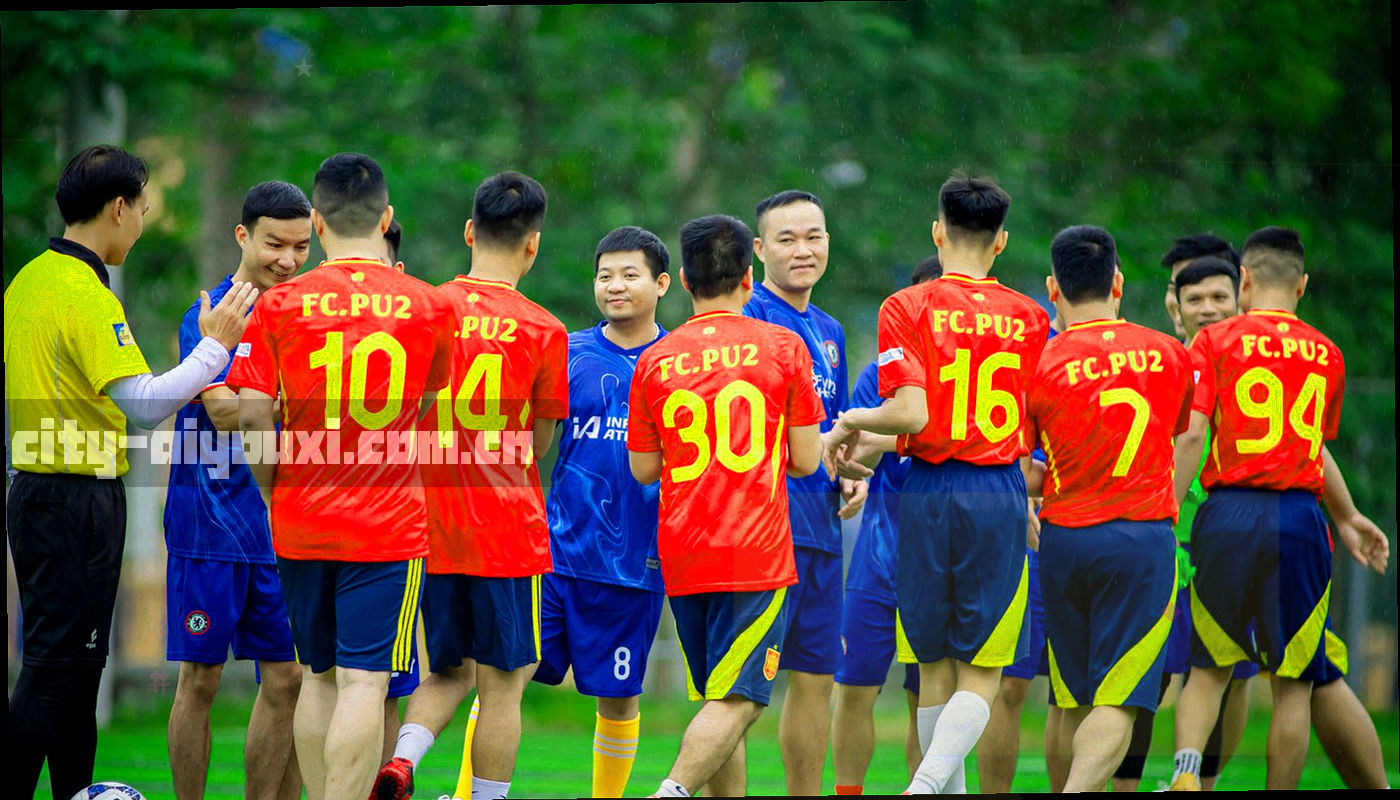 深墨绿档案柜与草皮纹理叠化的抽象图，荧光草绿线条标注会员与赛事数据的流转方向